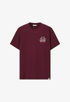 Bordeauxkleurig T-shirt met korte mouwen met een kleine beige krabgrafiek en de tekst "Riviera di Cetara" op de linkerborst.