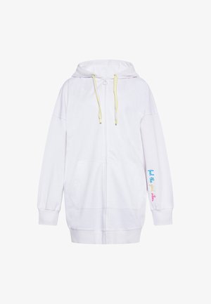 Valkoinen vetoketjuhuppari, jossa on iso etutasku, ylisuuri malli, elastiset hihansuut ja keltaiset nyörit; vasemmassa hihassa on värikästä tekstiä.