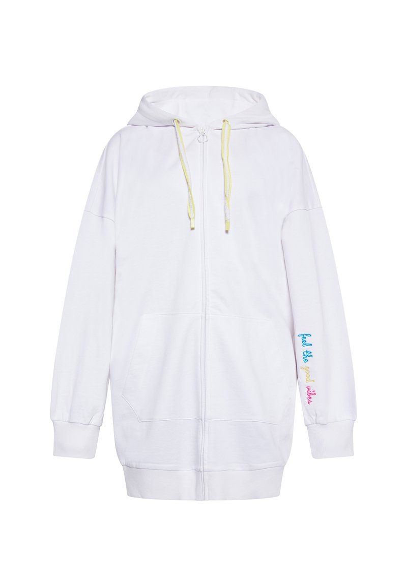 Felpa bianca con zip, dotata di una grande tasca frontale, vestibilità oversize, polsini elastici e cordini gialli; presenta un testo colorato sul manica sinistra.