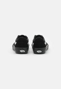 Mustad nahast sneakersid valgete külgriibudega, ümar varvas ja tekstureeritud kummitald. Omavad brändimist kandadel ja pehmet ülemise disaini.