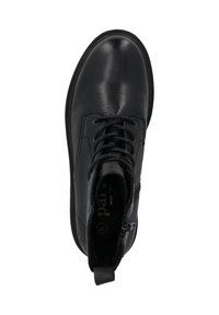 Stivaletto alla caviglia in pelle nera con chiusura con lacci, punta arrotondata e finitura texturizzata. Dotato di linguetta per una calzata facile.