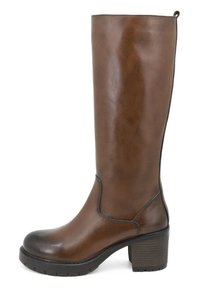 Bota de cuero marrón hasta la rodilla con punta redonda, tacón grueso y detalles en la costura lateral. Presenta un acabado suave y un brillo sutil.