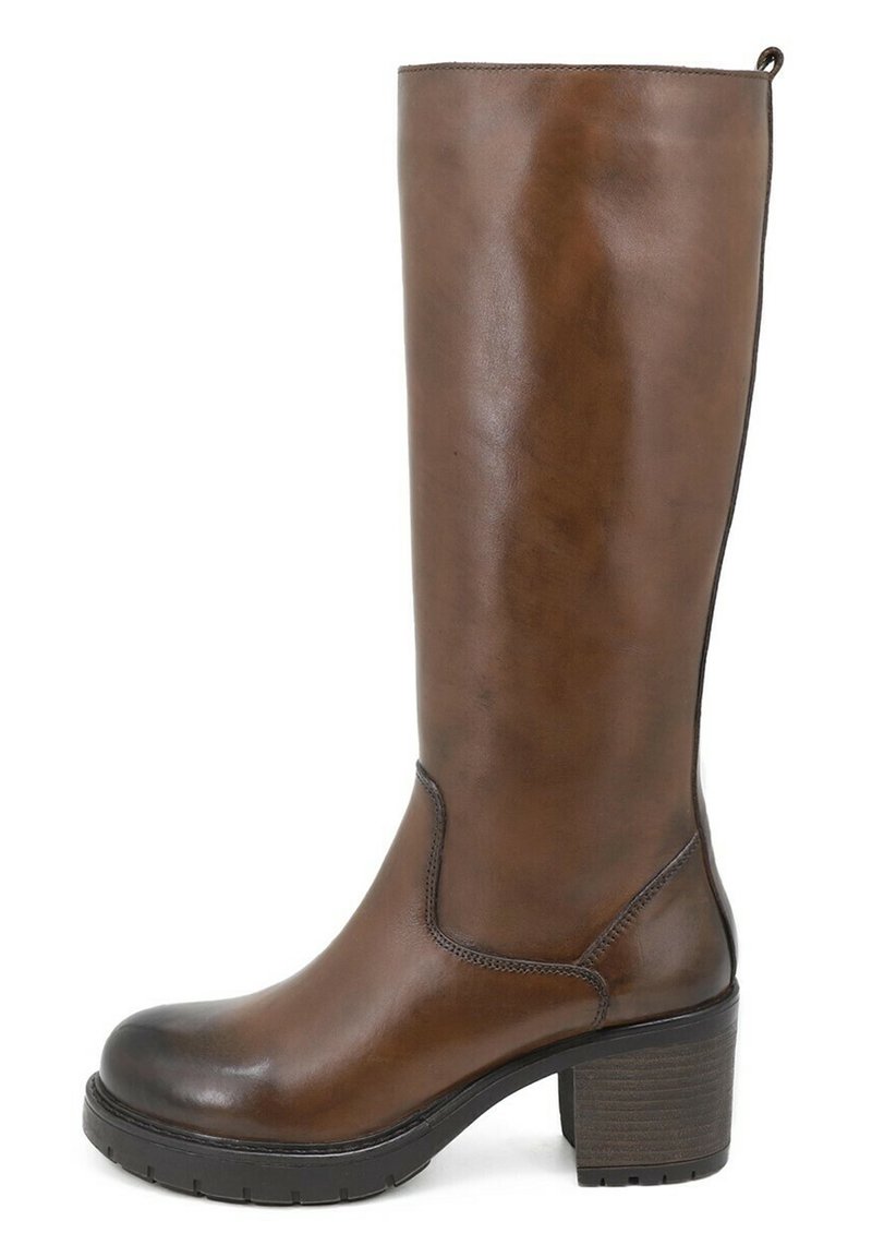 Bota de cuero marrón hasta la rodilla con punta redonda, tacón grueso y detalles en la costura lateral. Presenta un acabado suave y un brillo sutil.