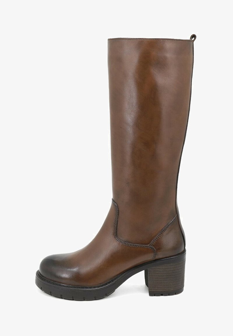 Bota de cuero marrón hasta la rodilla con punta redonda, tacón grueso y detalles en la costura lateral. Presenta un acabado suave y un brillo sutil.