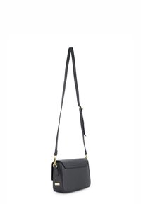 Černá kožená crossbody taška s texturovaným povrchem, klopovým uzavíráním, zlatými doplňky a nastavitelným popruhem.
