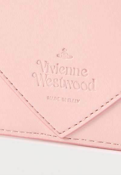 Ροζ δερμάτινο πορτοφόλι με ανάγλυφο κείμενο "Vivienne Westwood" και "MADE IN ITALY". Διαθέτει τριγωνικό καπάκι και ραφές λεπτομέρειες.
