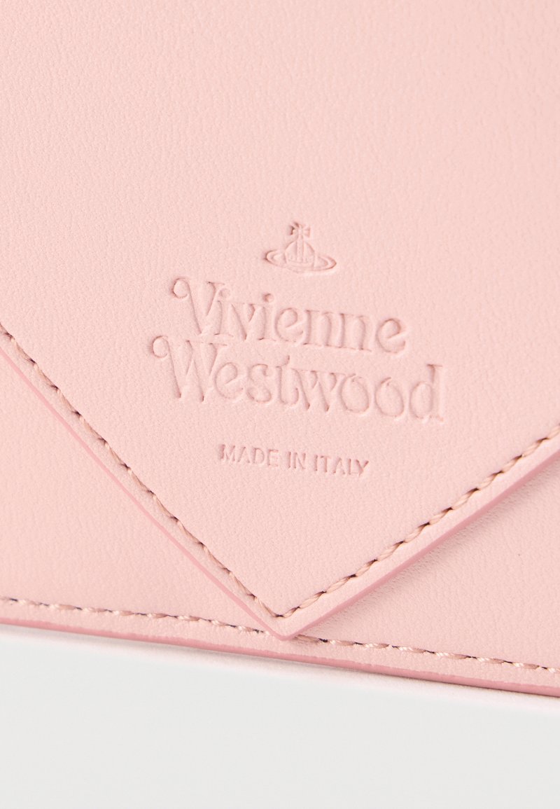 Lyserødt læderpung med præget tekst "Vivienne Westwood" og "MADE IN ITALY"; har trekantet klap og syningsdetaljer.