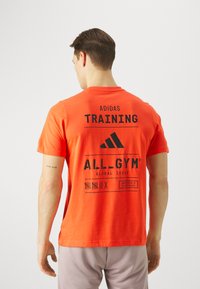 adidas Performance ALL GYM CATEGORY GRAPHIC - Camiseta estampada - bright red