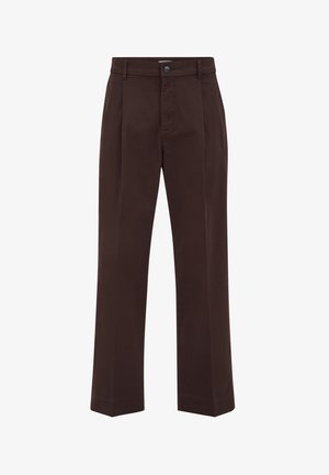 Pantalon droit de couleur brun foncé avec plis avant, poches latérales, passants pour ceinture, fermeture par bouton et braguette zippée.
