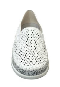 Witte instap-schoen met geperforeerd ontwerp, textuur bovenkant, ronde neus en decoratieve geweven accent aan de rand van de zool.