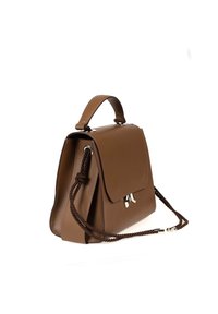 Brun læderhåndtaske med en struktureret design, snoet rebrem, klaplukning og metalliske detaljer. Glat tekstur med en rig finish.