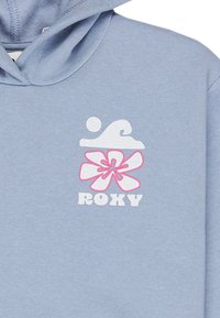 Svetlomodrá mikina s kapucňou, ktorá má bielu grafiku vlny a ružovú kvetinu s textom "ROXY" v tučných bielych písmenách nižšie. Jemná textúra látky.