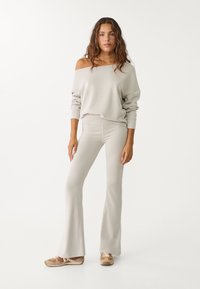 Stradivarius SOFT-TOUCH EXPOSED SHOULDER - Mikina - silver coloured