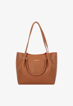 Borsa a mano in pelle marrone con superficie texturizzata, due manici sottili, hardware dorato e un interno rosso a contrasto. Logo del marchio in evidenza.