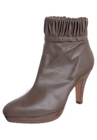 Stivale ankle in pelle marrone con parte superiore arricciata, punta affusolata e tacco alto. Superficie texture con una finitura liscia.