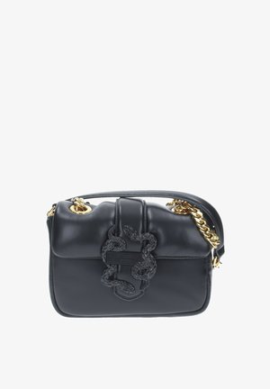 Borsa a mano in pelle nera con un design a catena intrecciata testurizzata, dettagli in metallo dorato e una forma strutturata. Presenta una maniglia superiore e una catena per la spalla.