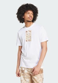 adidas Originals CAMOUFLAGE LABEL - Triko s potiskem - white