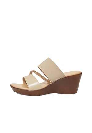 Le infradito beige con zeppa presentano due cinturini elastici, uno decorato con glitter, e un cinturino in pelle liscia sulla punta. Tacco a zeppa in brown con texture.