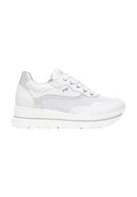 Baskets de sport blanches avec des accents argentés, des panneaux en maille et un col rembourré. Semelle épaisse blanche avec une fine bande grise. Design à lacets.