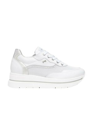 Scarpe sportive bianche con accenti argento, pannelli in rete e colletto imbottito. Sola spessa bianca con una sottile striscia grigia. Design con lacci.