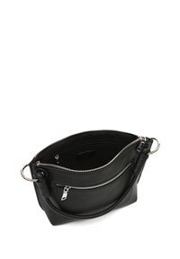 Mustavärinen nahkakäsilaukku, jossa on jämäkkä muoto, varustettuna vetoketjullisella päärakenteella ja ulkoisella vetoketjulla. Hopeiset yksityiskohdat.