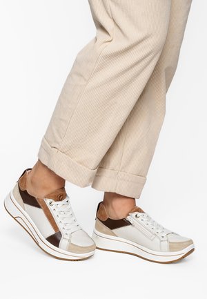 Weiße und hellbraune Sneaker aus einer Mischung von Leder und Wildleder, mit einer abgerundeten Zehenpartie, dicker Sohle und Schnürverschluss.