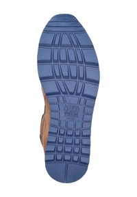 Braune Lederschuhe mit einem strukturierten, atmungsaktiven Obermaterial. Die blaue Gummisohle weist ein markantes Profilmuster und geprägt Logo-Detail auf.