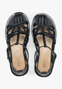 Zwarte sandalen met bandjes, uitgevoerd in leer, met een open teen ontwerp, een contrasterende lichtbruine voetbed en een verstelbare enkelband met gesp.