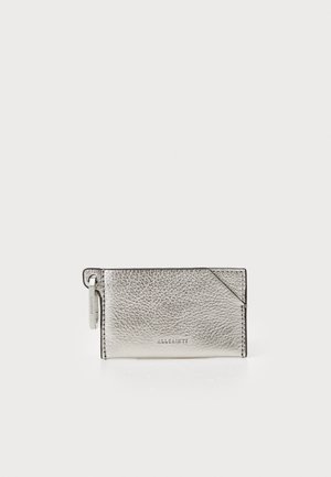 Silberne Leder-Kartenhalter mit strukturiertem Finish, ausgestattet mit einem diagonalen Schnittdesign und Logo. Beinhaltet einen Schlüsselring-Anschluss für zusätzlichen Komfort.