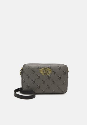 Sac bandoulière rectangulaire gris foncé avec motif d'emblème répétitif, logo USPA doré et sangle noire réglable sur fond blanc.