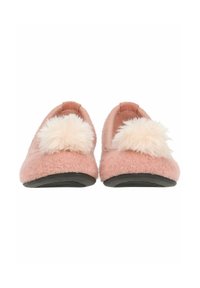 Chaussons roses avec une texture douce et duveteuse, avec un accent en pompon beige à l'avant et une semelle en caoutchouc noire.