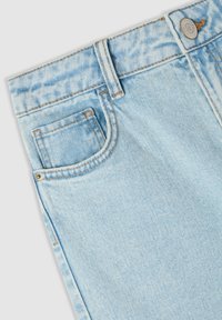 Jeans in denim azzurro chiaro con texture sbiadita, dotati di chiusura con bottone e di una piccola tasca frontale, messi in risalto da cuciture a contrasto.