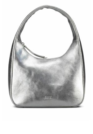 Sac à main métallique argenté brillant avec poignée courbe, fermeture éclair et petit logo de marque embossé au centre devant.