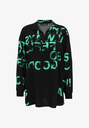 Schwarzes Hemd mit langen Ärmeln und Kragen, das große, türkisfarbene Textmuster aufweist. Weicher Stoff mit lockerer Passform.