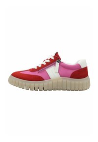 Rote und rosa Wildleder-Sneaker mit weißen Akzenten, ausgestattet mit einer dicken beigen Sohle und einem Reißverschlussdetail an der seitlichen Seite. Mit Schnürdesign.