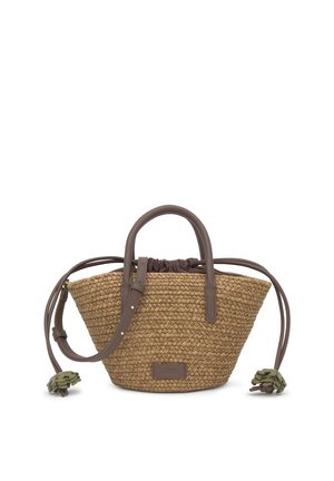 Bolso de mano de paja trenzada con asas cortas marrones, correa de hombro ajustable, cierre superior con cordón y borlas verdes decorativas en las correas.