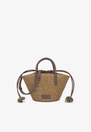 Bolso de mano de paja trenzada con asas cortas marrones, correa de hombro ajustable, cierre superior con cordón y borlas verdes decorativas en las correas.