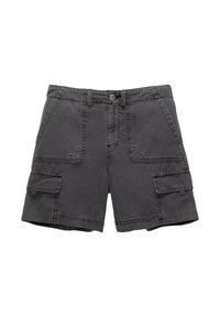 Pantalones cortos de carga grises fabricados con un tejido resistente. Cuenta con múltiples bolsillos, costuras reforzadas y un cierre frontal con botón.