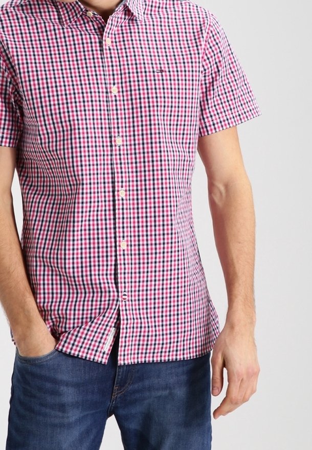 Camicia a maniche corte con bottoni, in tessuto a quadretti rosa e navy, con colletto standard e orlo curvo. Tessuto di cotone casual.
