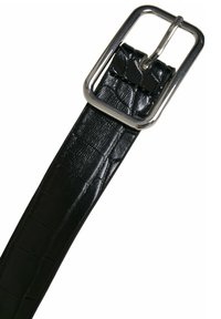 Svart lærbelte med krokodillemønster. Har en blank, sølvfarget rektangulær spenne med prong.