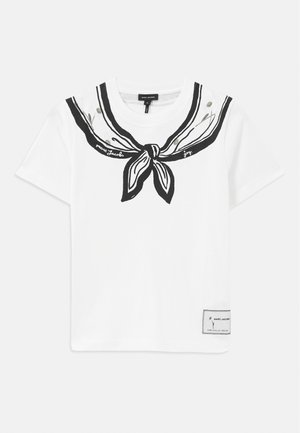 Hvid bomulds t-shirt med et sort sømandskrave-design, omrapporteret med et print af en knude og blomstrede accenter, med et mærke på siden.
