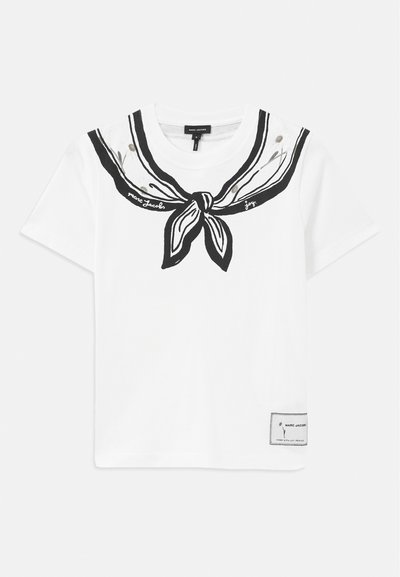 Tricou alb din bumbac, cu un design de guler de tip marinar de culoare neagră, conturat cu un imprimeu de noduri și accente florale, având o etichetă a brandului pe lateral.
