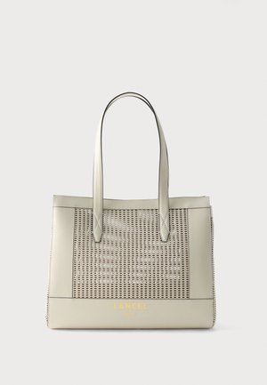 Beige leren tote bag met geweven voorpaneel, twee handvatten en "Lancel Paris" goudfolie bedrukt onderaan in het midden.