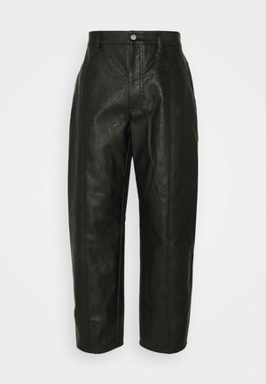 Zwarte cropped broek van hoogwaardig imitatieleer met een hoge taille, voorste naaddetails, riemlussen en een metalen knoopsluiting.