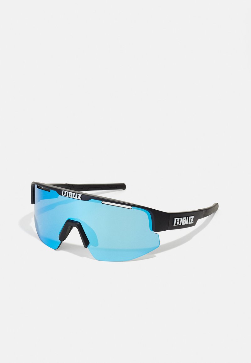 Sportske sunčane naočale s plavim nijansama i crnim okvirom, s dizajnom koji se omotava oko lica, minimalnom opremom i istaknutim logotipom na sljepu.