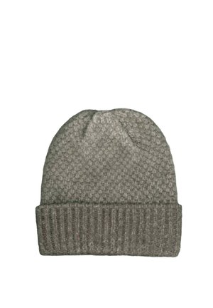 Gorro de punto gris con un patrón de puntada texturizado y puño acanalado doblado sobre un fondo blanco.