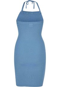 Gaiši zils ribots adījuma kleita ar haltera kakla dekoltē, pieguļoša forma un vidus augšstilba garums. Gluda tekstūra ar vieglu elastību komfortam.
