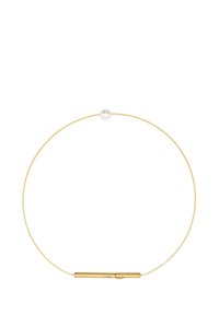 Collier en fil d'or avec une seule perle blanche au centre et un fermoir cylindrique pour la fermeture. Design minimaliste avec des textures lisses.