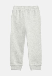 Ανοιχτό γκρι παντελόνι φόρμας για νήπια με ελαστική μέση και ριμπ τελειώματα, απεικονίζεται επίπεδο πάνω σε λευκό φόντο.