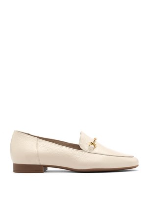 Beige leren instappers met een platte hak, voorzien van een gestructureerde bovenkant en een kleine gouden accent aan de voorkant voor extra detail.